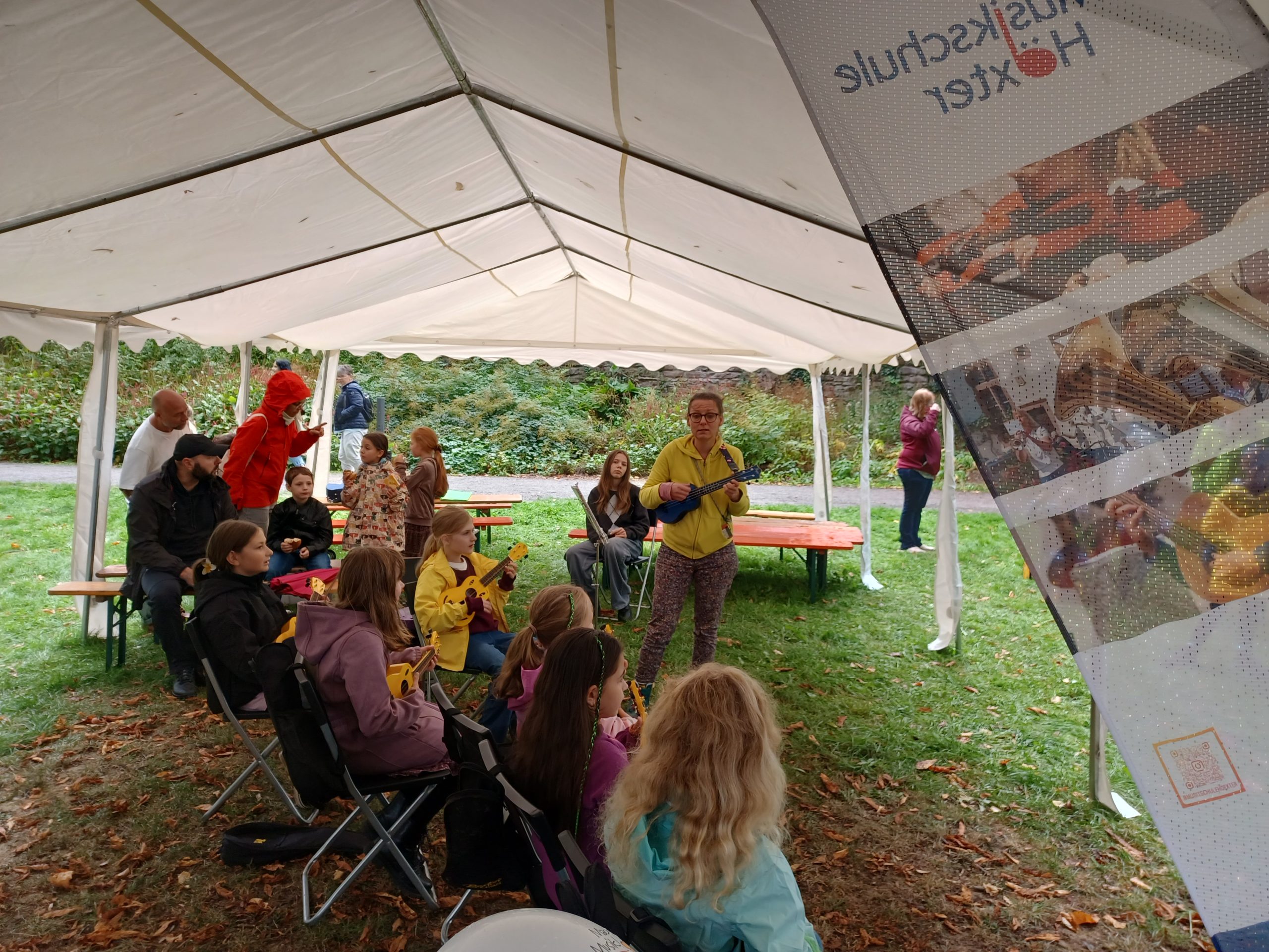 Ukulelen-AG der Schule am Nicolaitor Ukulelen-AG der Schule am Nicolaitor